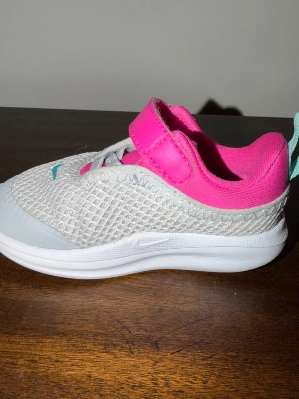 Nike Baby Water Mesh Sneakers Pink and White Size 5C Toddler Shoes Pre-owned EUC